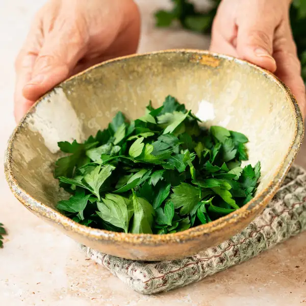 A la velocidad del rayo: el truco más rápido y sencillo para deshojar las hierbas aromáticas (y preparar la mejor salsa verde)