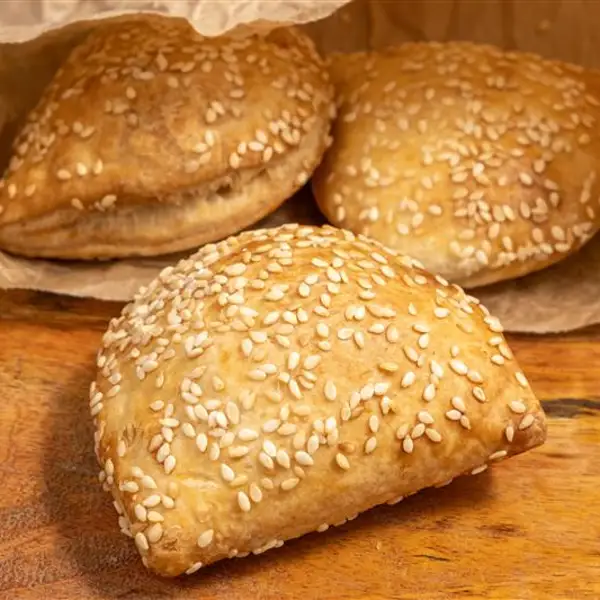 Ni atún, ni carne: Bourekas, las empanadillas de origen judío y rellenas de queso que te solucionan una cena (con hojaldre)