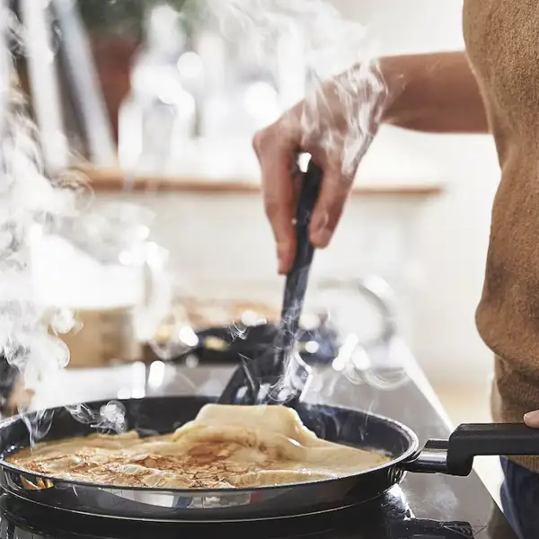 La sartén de Ikea que me he comprado para hacerme ricos creps este verano (no se pega nada y vale menos de 10€)