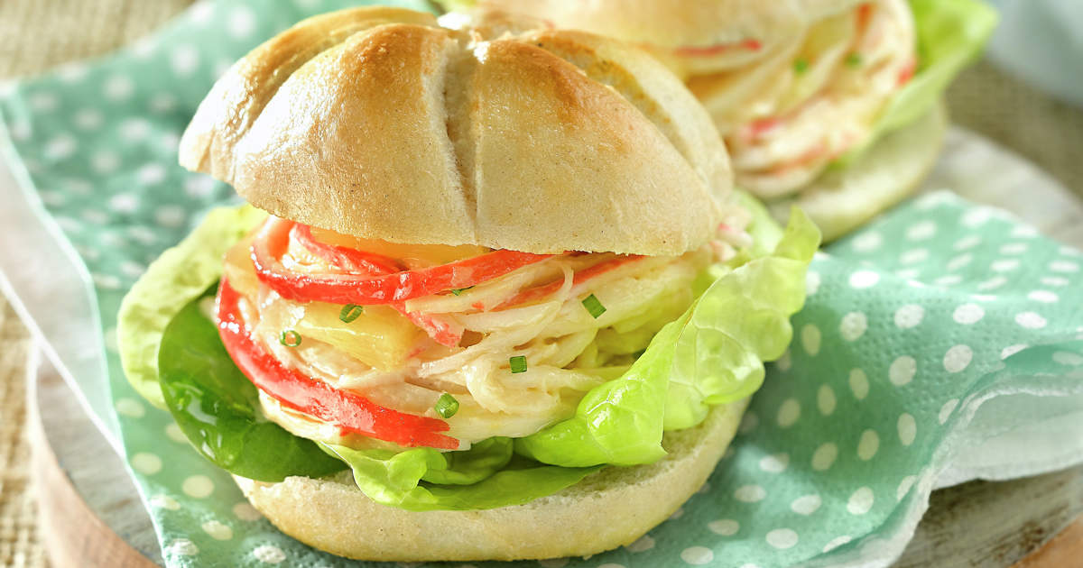Sándwich con pan de Viena y cóctel de cangrejo: una...