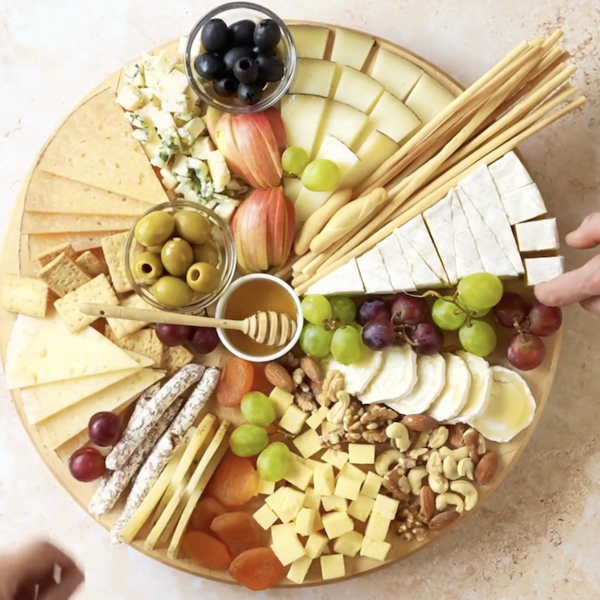 Preparo esta tabla de quesos de Mercadona cuando vienen amigos a cenar: es fácil, rápida y exquisita (te cuento mis secretos para prepararla)