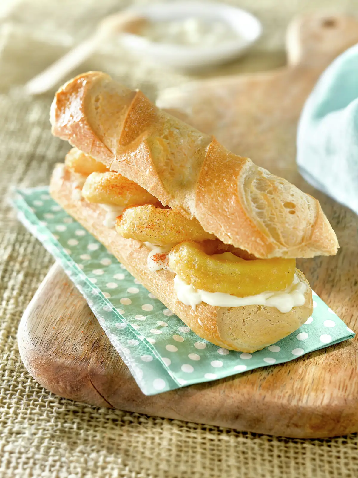 BOCADILLO DE CALAMARES CON ALIOLI DE AJO ASADO.