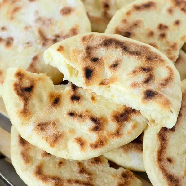 Desde que aprendí a preparar pan de pita casero, soy la reina de todos los aperitivos y picoteos. ¡Es delicioso y fácil!