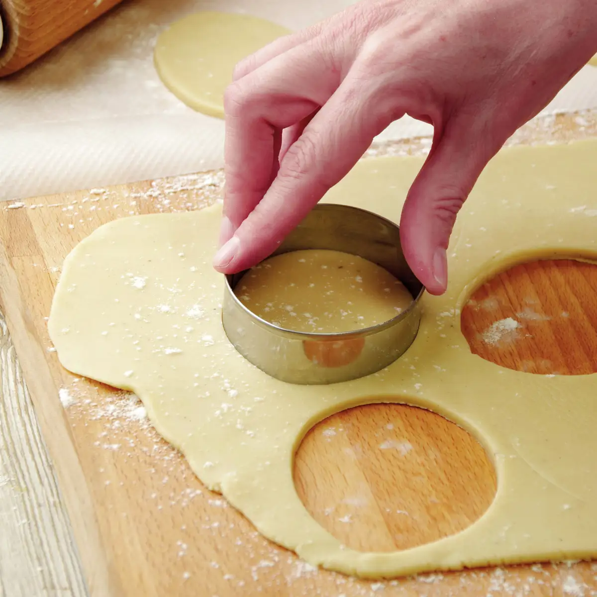 paso_a_paso_para_realizar_cuajadas_con_membrillo_y_galletas_de_mantequilla_cortar_la_masa