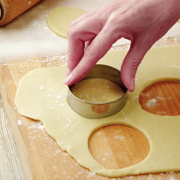 paso_a_paso_para_realizar_cuajadas_con_membrillo_y_galletas_de_mantequilla_cortar_la_masa
