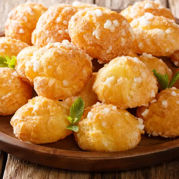 Así se preparan los chouquettes: los bocaditos dulces de la abuela francesa (con pasta choux, ligeros y esponjosos)