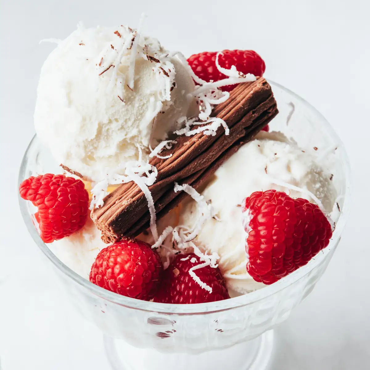 Helado de chocolate blanco con frambuesas