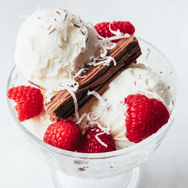 Sin heladera: cómo hacer el helado de chocolate blanco con frambuesas más buscado del momento