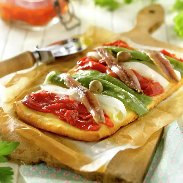 COCA DE VERDURAS CON ANCHOAS.