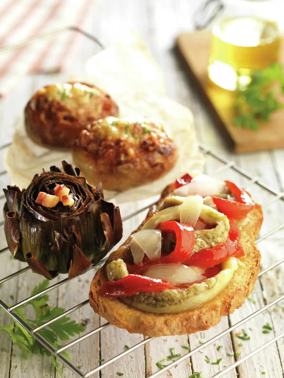 ALCACHOFAS CON TOCINO IBÉRICO, ESCALIVADA SOBRE PAN TOSTADO Y PATATAS GRATINADAS CON CARNE.