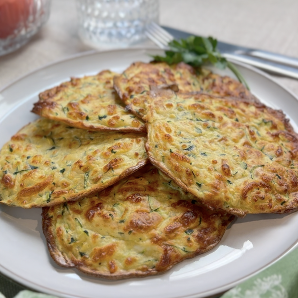 Estas tortitas de calabacín son ligeras y me encanta hacerlas cuando no quiero complicarme la vida: ¡solo se tarda unos minutos!
