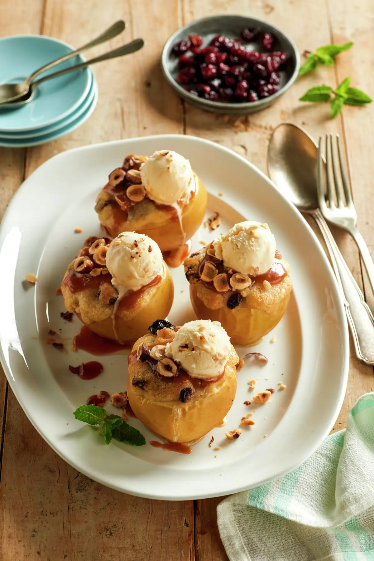 MANZANAS ASADAS CON HELADO DE VAINILLA.