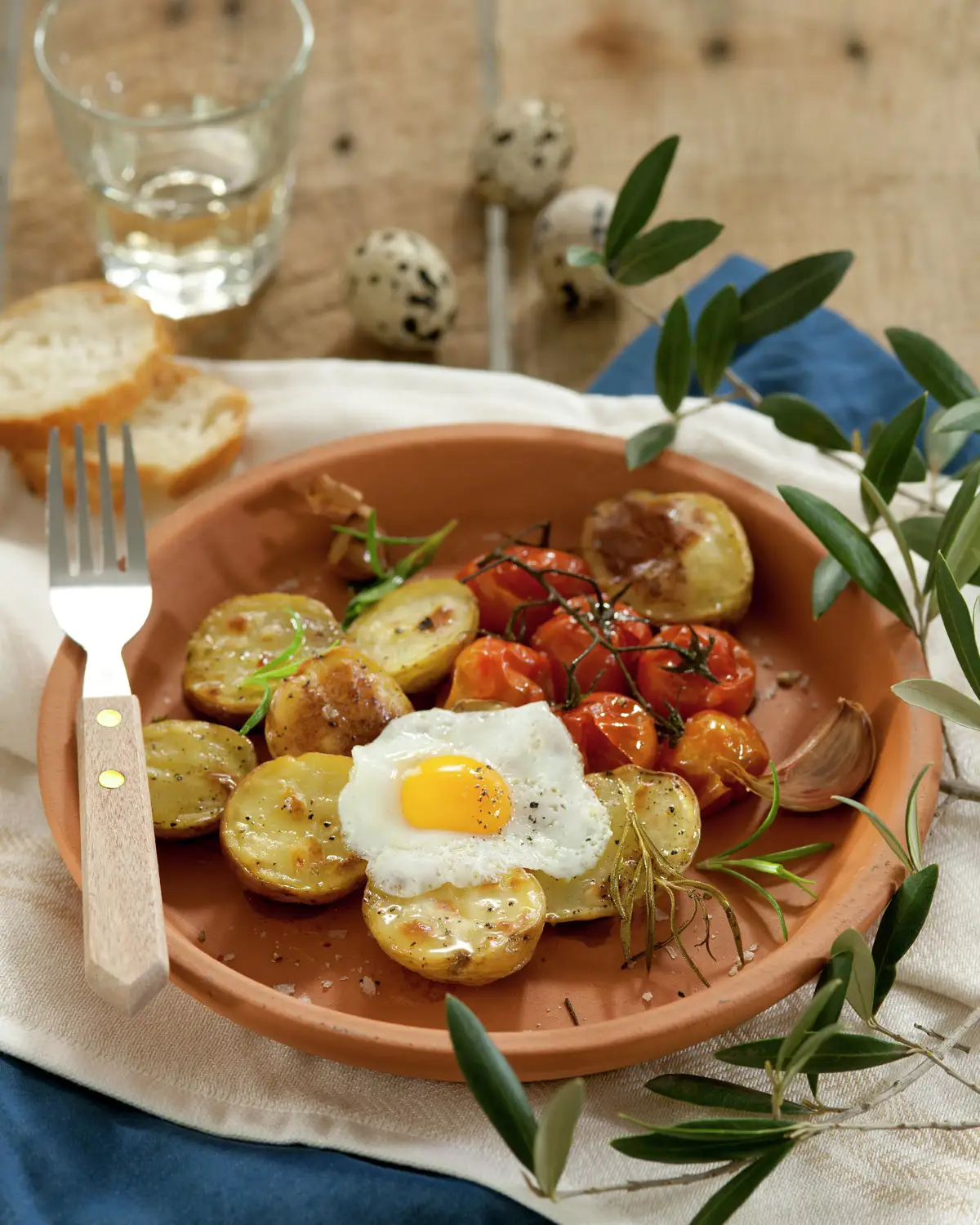 PATATAS ASADAS CON HUEVOS FRITOS.
