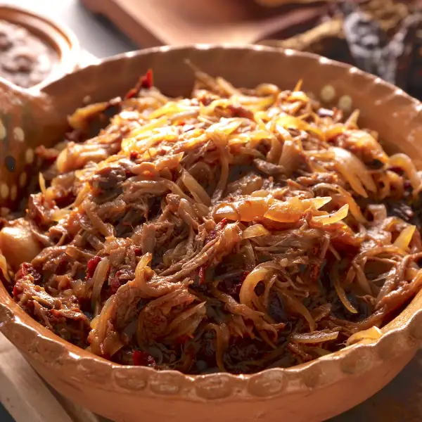 Tinga de pollo, la receta tradicional mexicana rica en proteínas (ideal para tacos y para dipear)