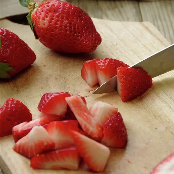 Siempre aprovecho las fresas más feas para preparar uno de estos 3 postres fríos, fáciles y sin horno, ¡en mi casa triunfan todos!