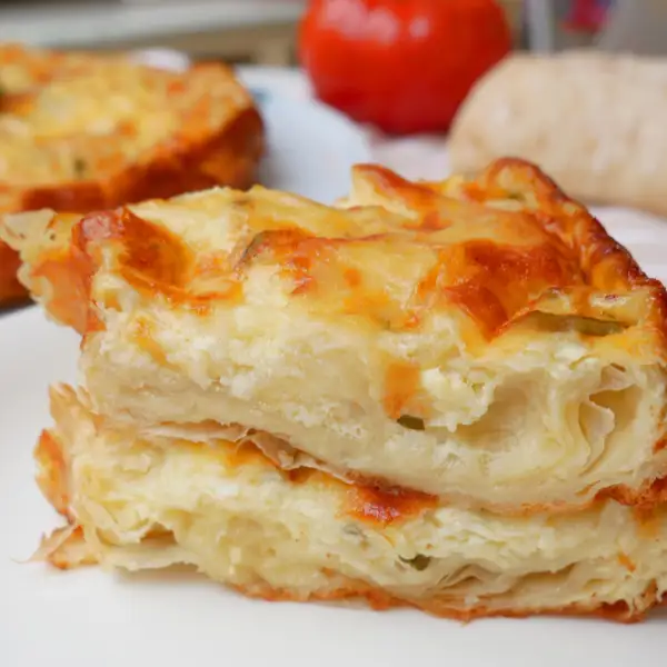 Tarta salada de masa filo con queso y yogur