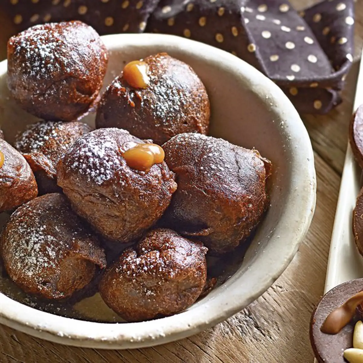 Buñuelos de chocolate rellenos de tofe
