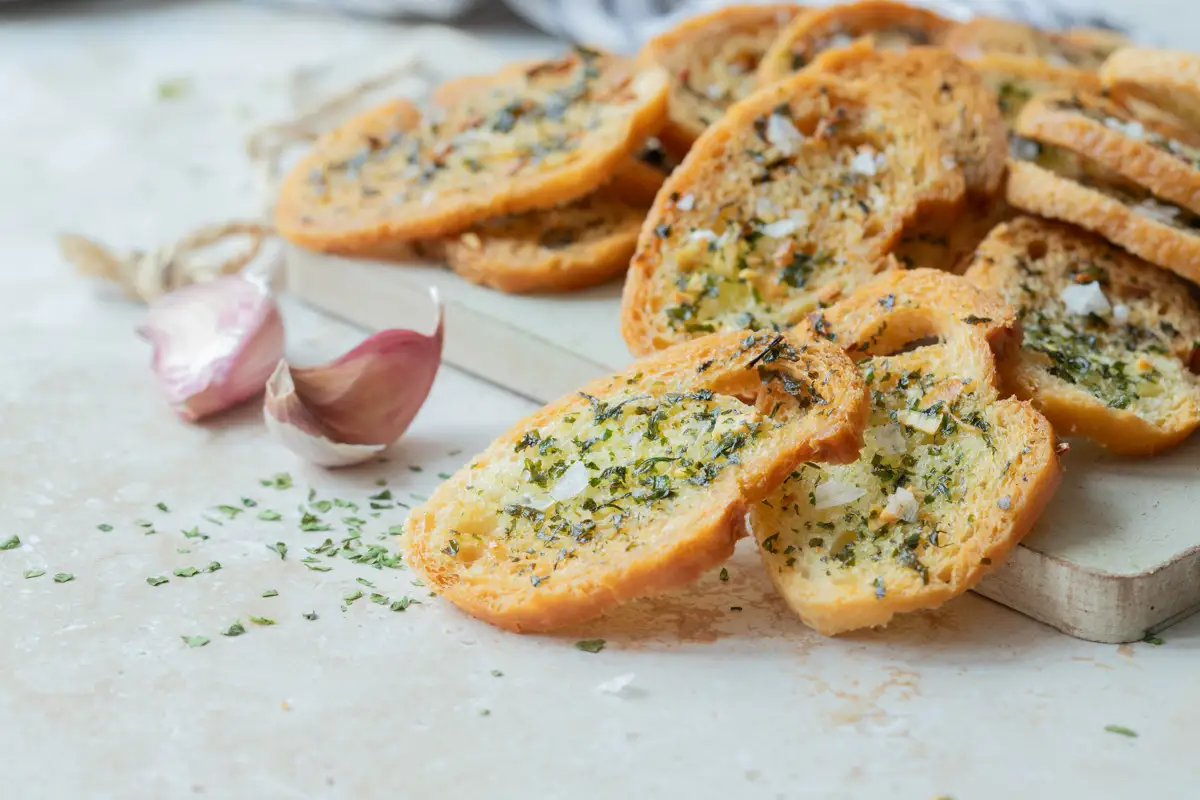 Chips de pan de ajo