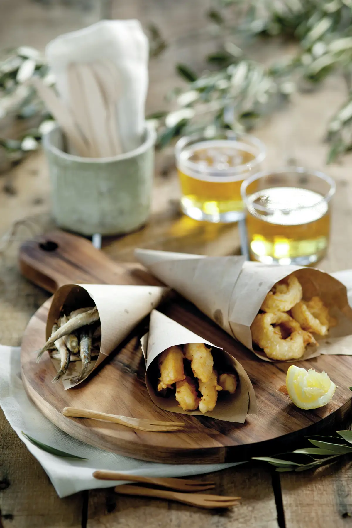 TRES FRITURAS DE PESCADO: PESCADITO FRITO, CHOCOS A LA ANDALUZA, CALAMARES A LA ROMANA.