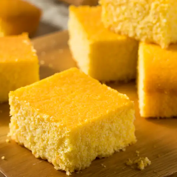 Pan de elote, el postre mexicano que no es pan sino bizcocho, ideal para un desayuno saludable