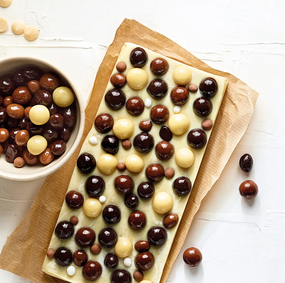 TAbleta de chocolate blanco con bolitas de 3 chocolates