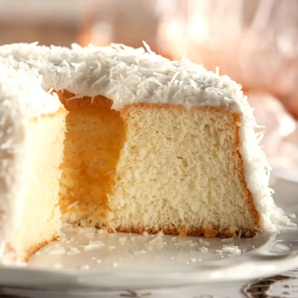 Ni de mango, ni de piña: así preparo el bizcocho de coco más esponjoso con frosting de queso crema (superfácil y adictivo)