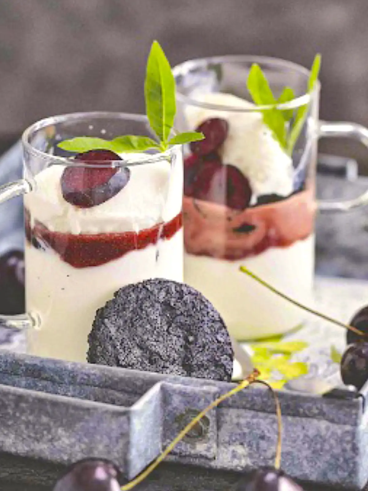 Mousse de yogur con cerezas