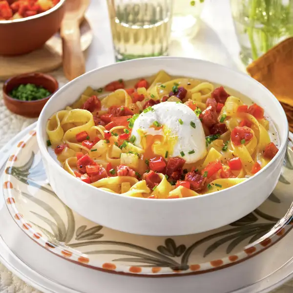 No es carbonara: la receta de pasta fácil y deliciosa con jamón y huevo poché