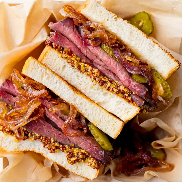 El sándwich perfecto: la receta fácil para preparar un pastrami casero al estilo neoyorquino (¡queda espectacular!)