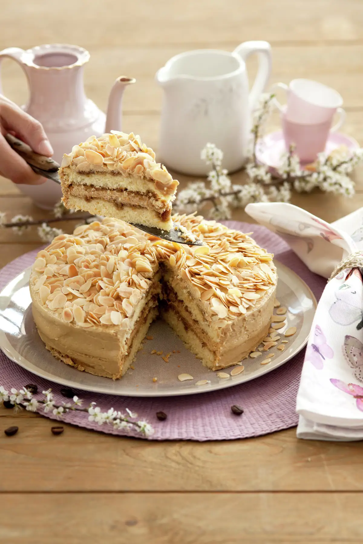 TARTA DE MOKA Y ALMENDRAS.