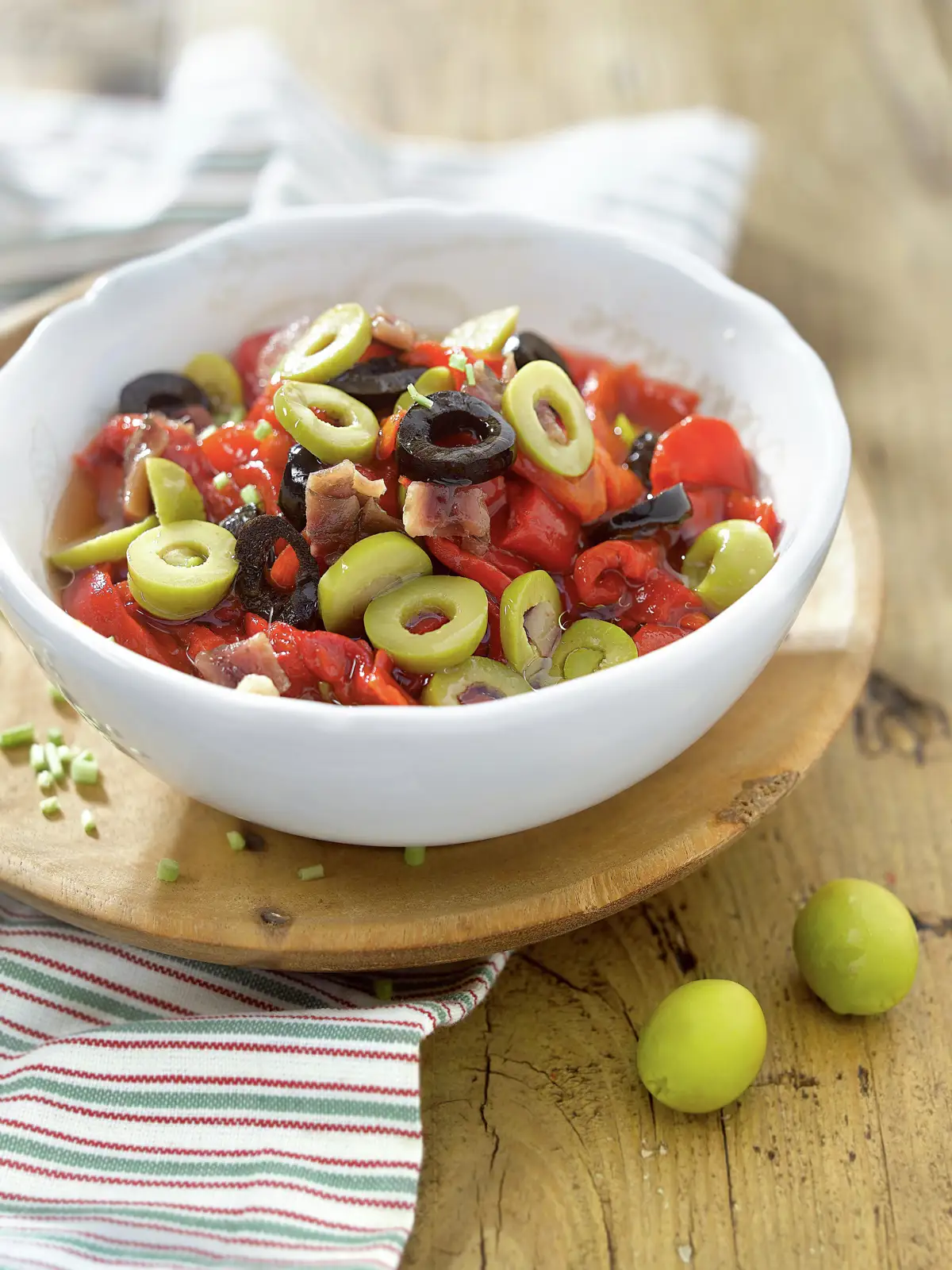 ENSALADA DE PIMIENTOS CON ACEITUNAS.