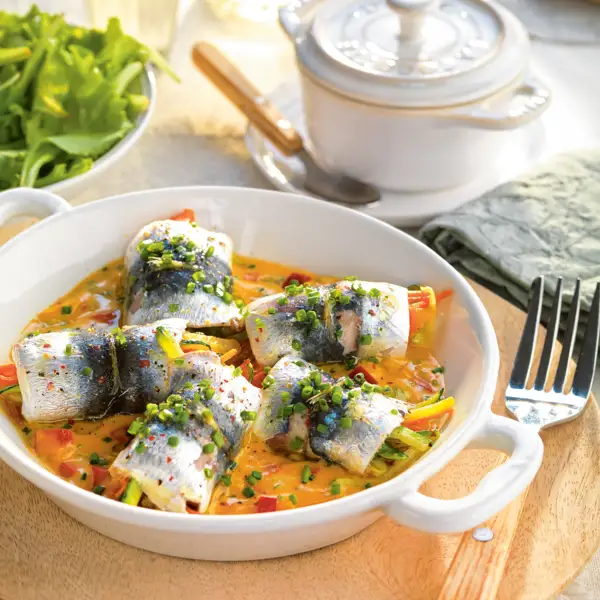 La cena proteica más fácil y saludable: rollitos de sardinas con verduras y salsa (y son una bomba de sabor)