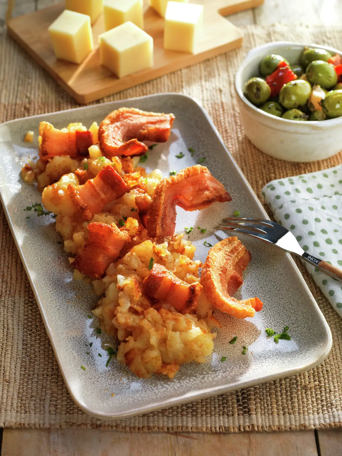 Patatas revolconas con torreznos