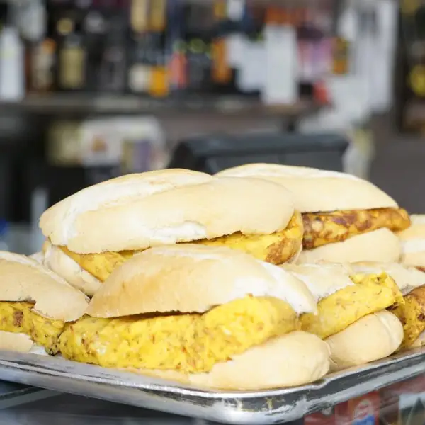 El mejor bocadillo de tortilla se prepara en Canarias: el desayuno que "lleva amor, cariño y ganas"