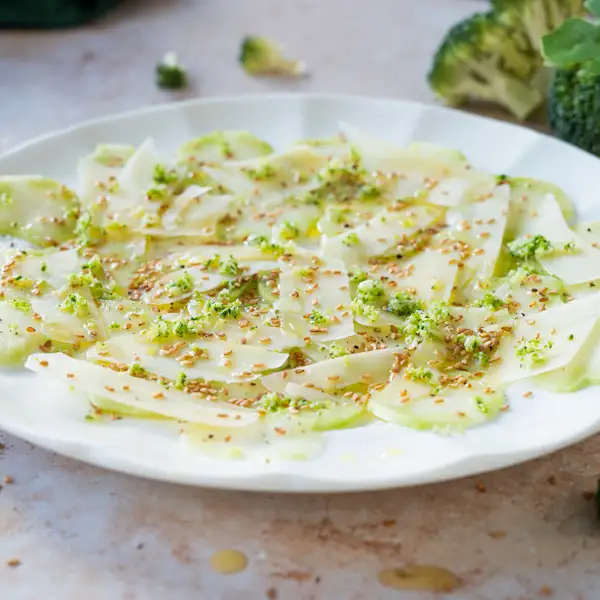 Saludable y fácil: aprovecha el tallo del brócoli y prepara un sorprendente carpaccio, la versión fresca del clásico italiano