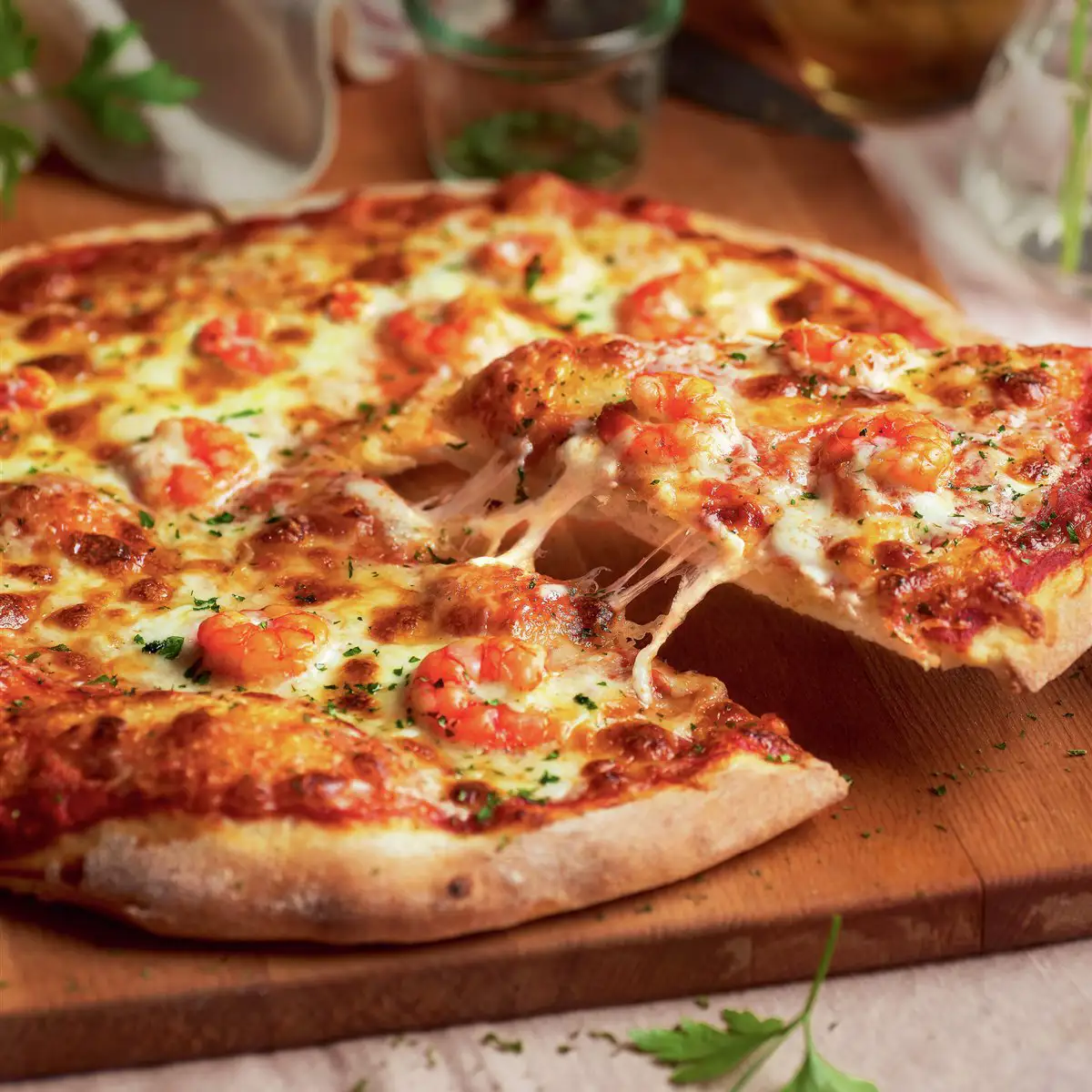Pizza con gambas y crema de queso
