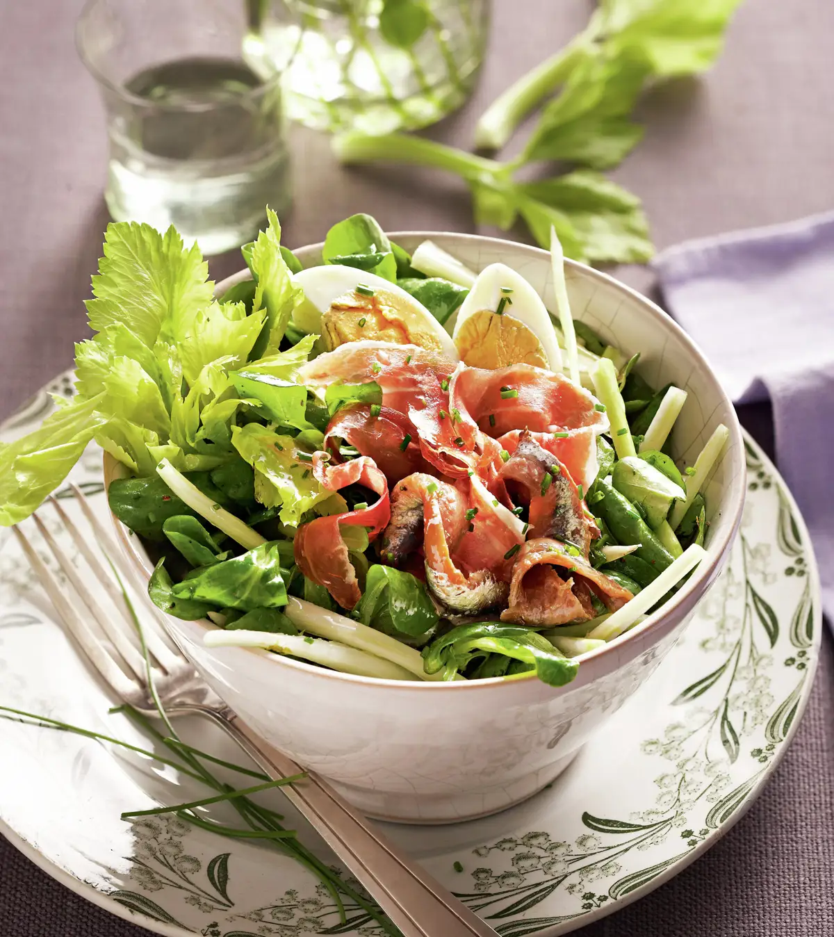 ensalada_con_jamon_anchoas_y_huevo