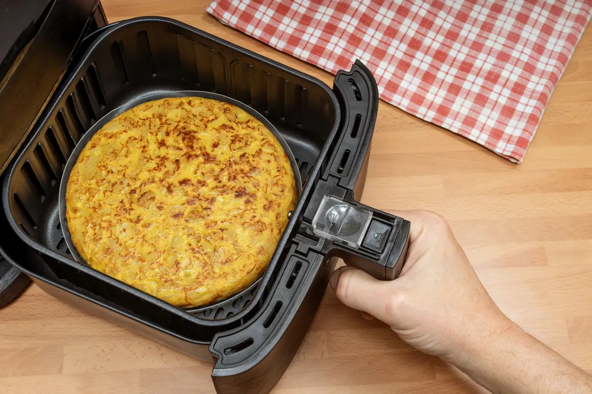 Tortilla de patatas en la freidora de aire.