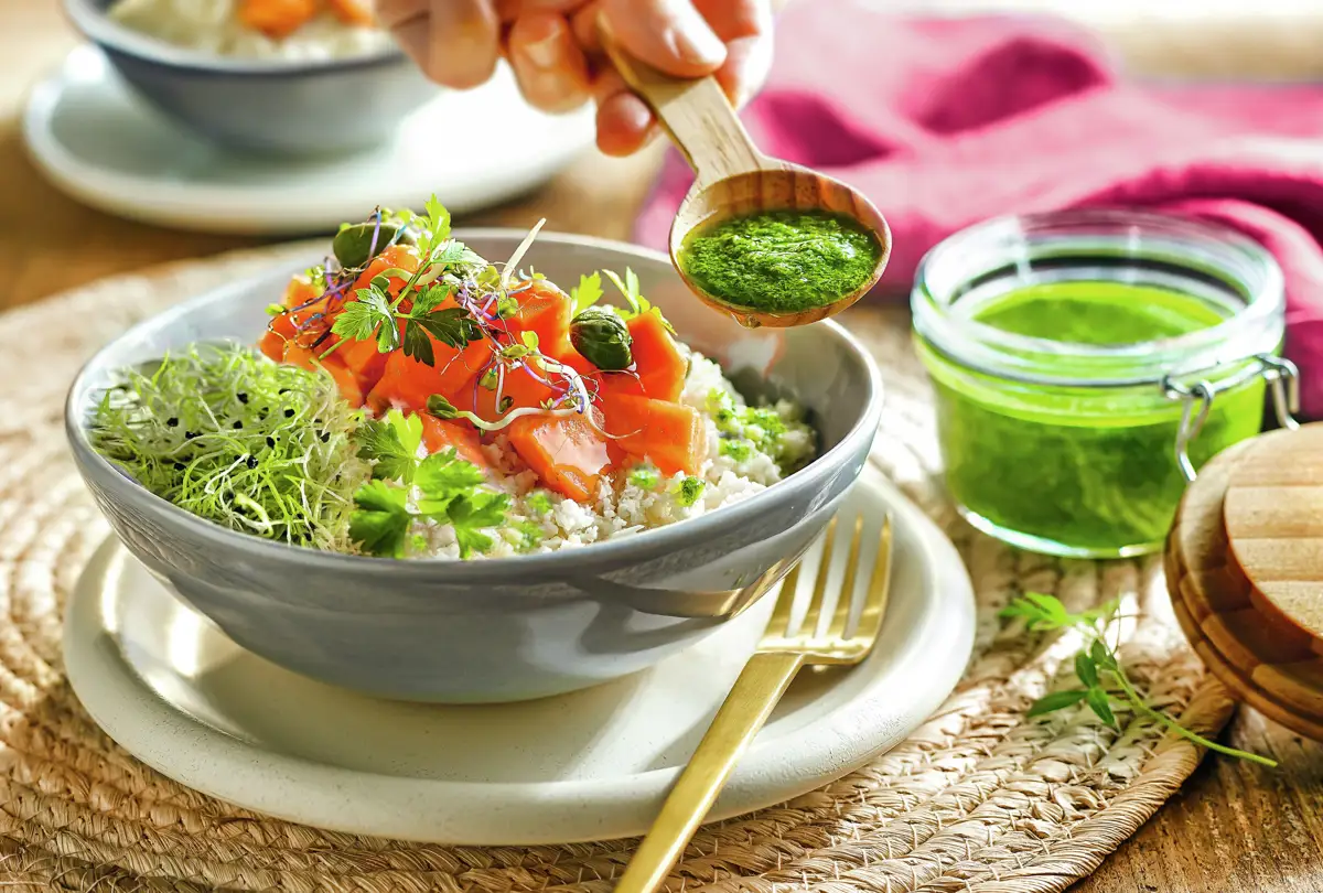 Cuscus de coliflor con papaya, salsa verde, germinados y alcaparras