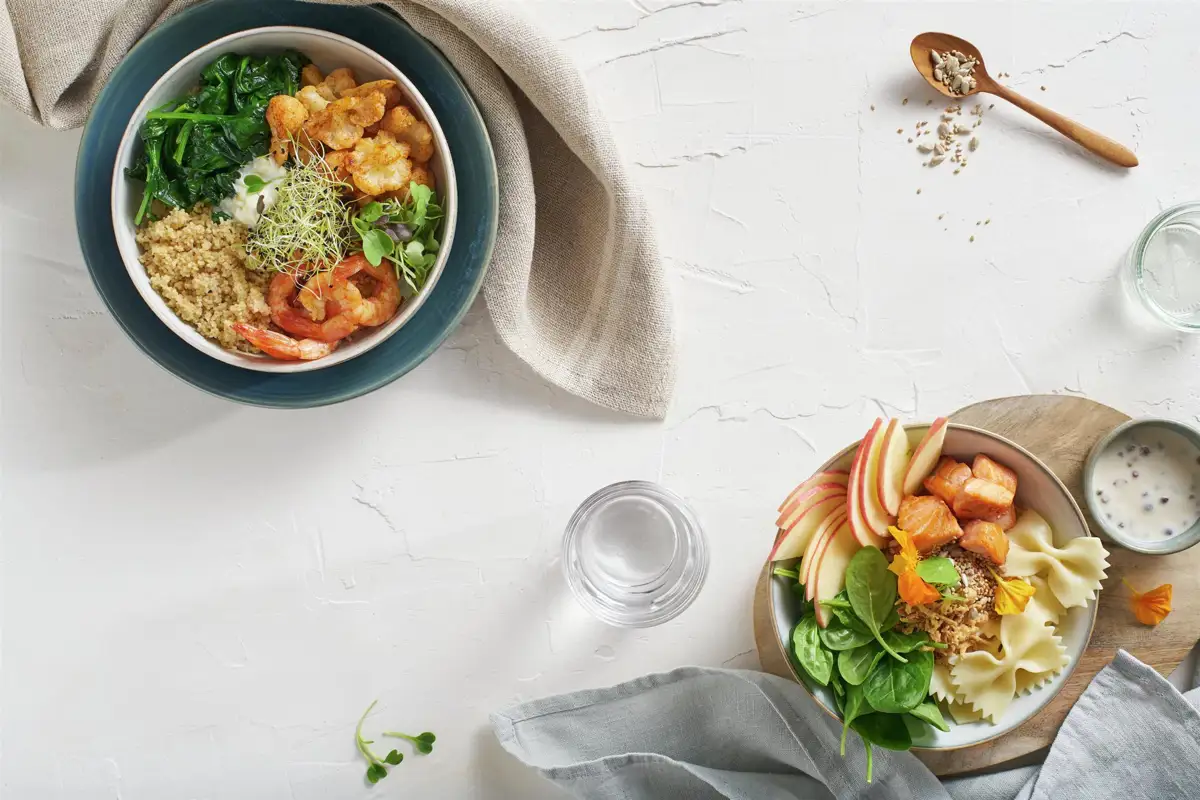 BUDDHA BOWL DE COLIFLOR, GAMBAS, CUSCÚS Y ACELGAS, Y BUDDHA BOWL DE PASTA, SALMÓN, ESPINACAS Y MANZANA.