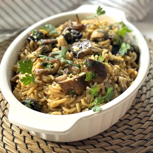 Fideos a la cazuela con pollo y setas, una receta exquisita y fácil