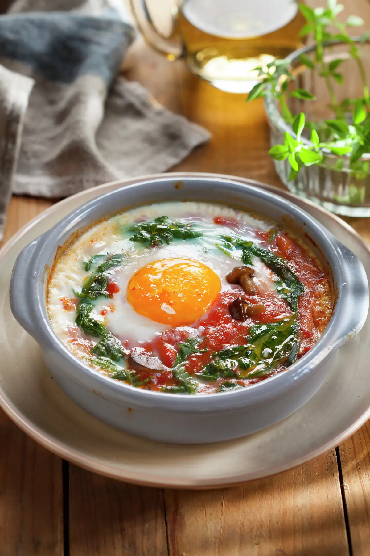 HUEVOS AL PLATO CON TOMATES, ACELGAS Y SETAS.