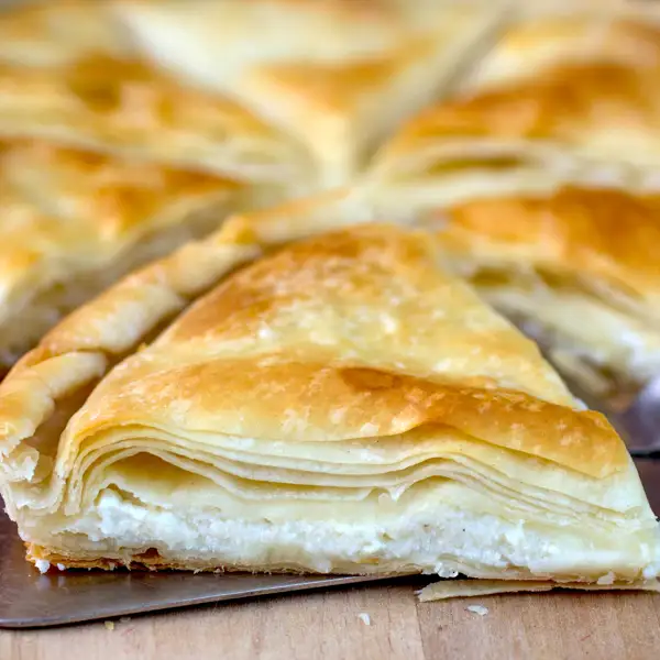 Tiropita griega, la famosa tarta salada con masa filo y relleno de queso feta que muchos desconocen en España