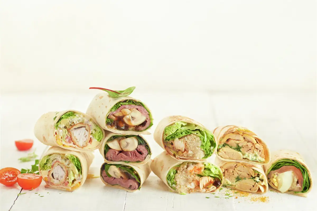 ENROLLADOS DE SALMÓN, DE POLLO Y SALSA DE YOGUR, DE MARISCO, DE ROASTBEEF Y CHAMPIÑONES, Y DE MERLUZA REBOZADA.