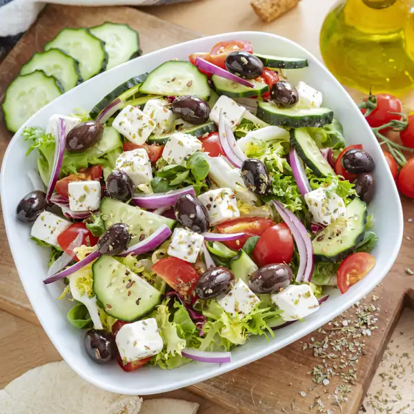 Horiatiki Salata: la ensalada griega más fresca y sabrosa para este verano
