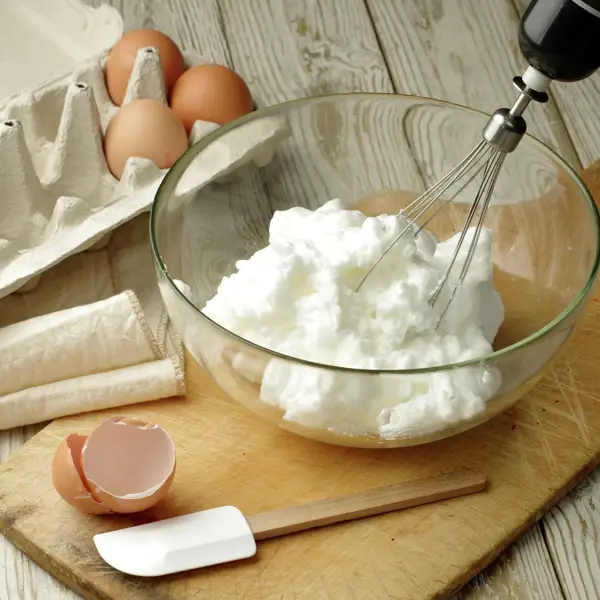 El truco definitivo para montar claras y que el merengue no baje (y cómo usarlo en un milhojas espectacular)