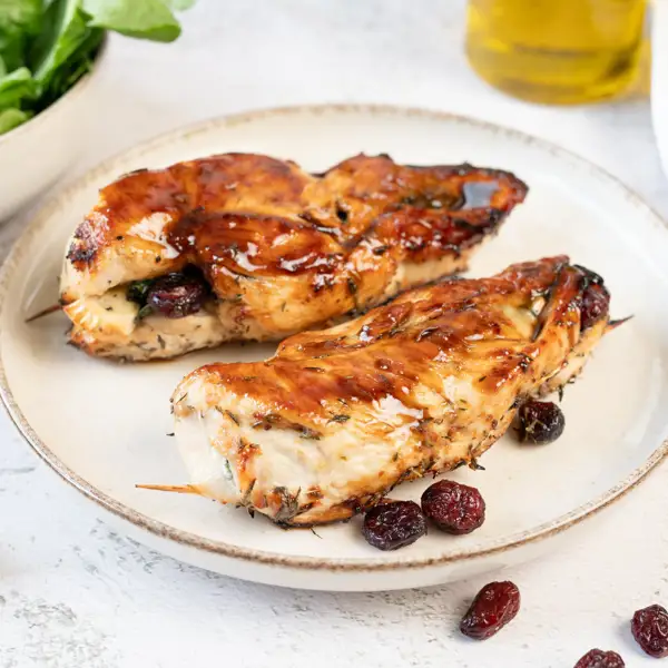 Fácil y al horno: pechugas de pollo rellenas con espinacas y arándanos (con un aderezo agridulce que está para chuparse los dedos)