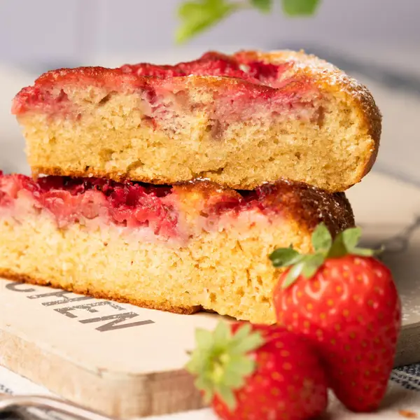 Tarta de fresas sin horno, en 10 minutos y con solo un huevo, ¡deliciosa!