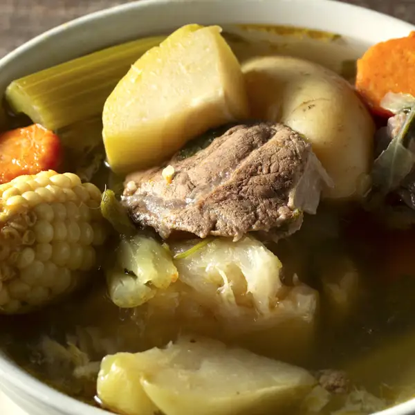 Caldo de res, el cocido mexicano con la receta de la abuela (que se parece mucho al cocido madrileño)