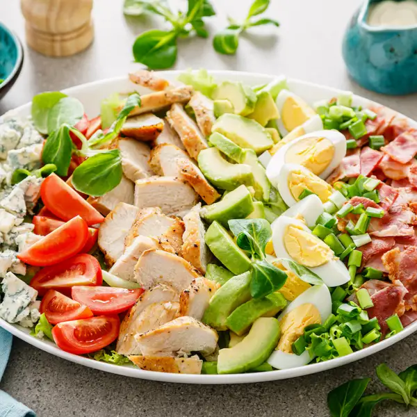 Cobb, la ensalada proteica (con pollo, huevo y queso) que triunfó en Hollywood hace casi un siglo... ¡y sigue estando buenísima!
